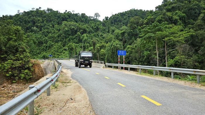 Ông Nguyễn Hoài ở xã Nam Đông cho biết, khi tuyến tỉnh lộ 74 nối Nam Đông - A Lưới chưa thông, muốn lên A Lưới phải chạy vòng về quốc lộ 1 rồi theo đường quốc lộ 49, với quãng đường dài hơn 110km, mất hơn ba tiếng đồng hồ. Giờ đây, chỉ mất khoảng hơn 1 giờ đồng hồ đã đến được A Lưới, rất thuận lợi.