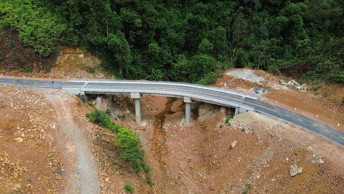 Quá trình thi công đối mặt vô vàn thử thách từ địa hình, địa chất phức tạp, thời tiết khắc nghiệt, thiên tai mưa lũ thường xuyên, cùng khó khăn về thông tin liên lạc và nguồn cung vật liệu.