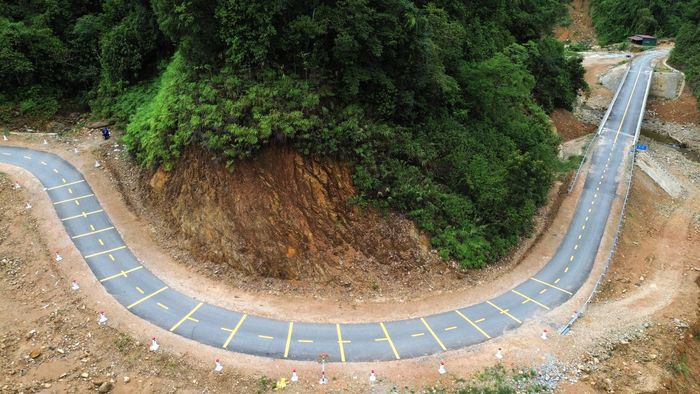 Dọc tuyến được đầu tư đồng bộ, nền đường rộng khoảng 6,5m, mặt đường 3,5m chạy băng qua nhiều đồi, núi ngoằn ngoèo hiểm trở.