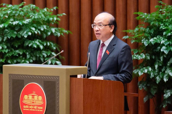 Chủ nhiệm Ủy ban Pháp luật và Tư pháp Phan Chí Hiếu trình bày Báo cáo thẩm tra. Ảnh: Media Quốc hội.