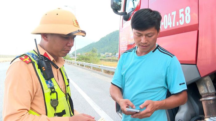 Sau khi dừng phương tiện, cán bộ Đội CSGT đường bộ cao tốc số 4 kiểm tra giấy tờ, tuyên truyền và nhắc nhở người điều khiển chấp hành nghiêm các quy định khi lưu thông trên cao tốc. Theo lực lượng chức năng, nâng cao ý thức của người tham gia giao thông vẫn là giải pháp căn cơ để hạn chế tai nạn. (ảnh tư liệu công an cung cấp)