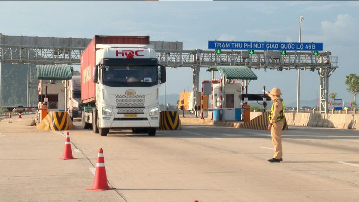 Lực lượng Đội CSGT đường bộ cao tốc số 4 dừng kiểm tra phương tiện trên tuyến cao tốc Bắc - Nam. Công tác tuần tra, kiểm soát được duy trì thường xuyên nhằm kịp thời phát hiện, xử lý các hành vi vi phạm, góp phần bảo đảm trật tự, an toàn giao thông. (ảnh tư liệu công an cung cấp)