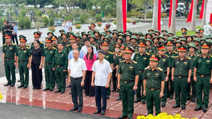 Dự buổi lễ có lãnh đạo Bộ Tư lệnh Thủ đô Hà Nội, Sở Nội vụ, Sở Y tế Hà Nội, đại diện chính quyền phường Phú Diễn cùng các lực lượng trực tiếp thực hiện nhiệm vụ. Ảnh: Mai Hoa.
