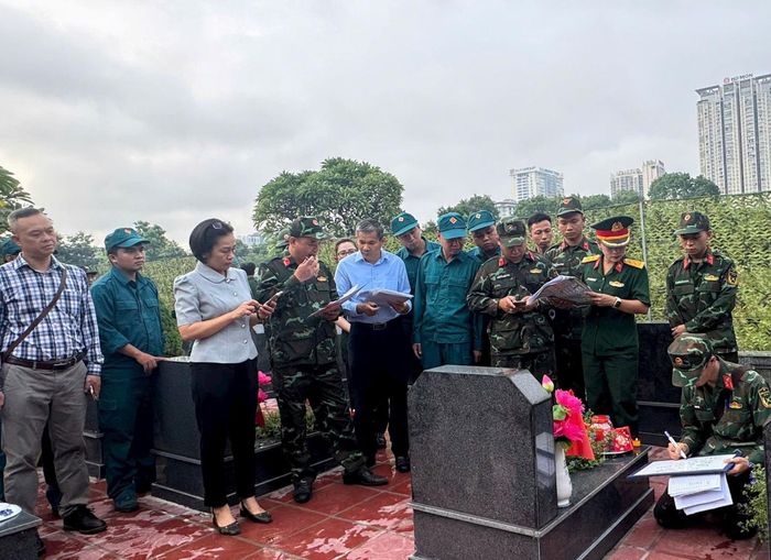 Đội công tác chuyên trách thực hiện số hóa, đối khớp thông tin tại hiện trường. Ảnh: Mai Hoa.