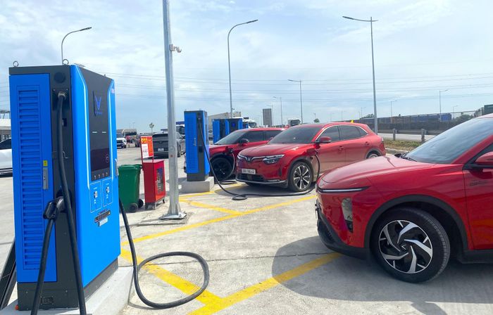 Trạm sạc cho xe điện trên cao tốc Mai Sơn -quốc lộ 45.