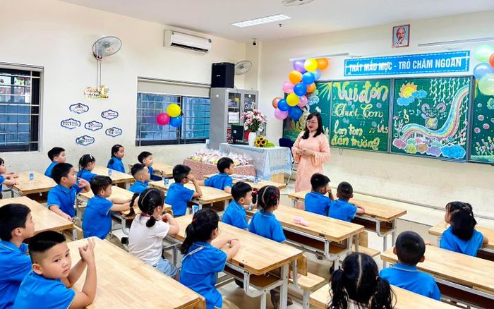 Học sinh Trường Tiểu học Thành Công (phường Giảng Võ, Hà Nội) chào đón các em lớp 1.