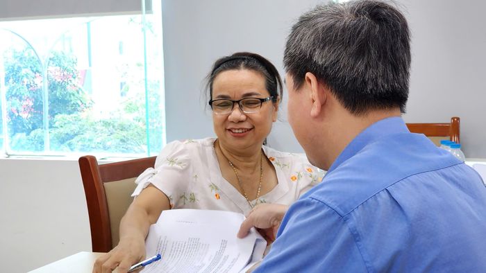 “Mảnh đất nhà tôi diện tích 95m2, đang xây dựng nhà 5 tầng thì có quy hoạch làm đường nên đã dừng thi công để bàn giao cho nhà nước. Gia đình tôi được đền bù cả đất tài sản được gần 5 tỷ đồng, số tiền này tôi sẽ gửi ngân hàng để sau này dự án tái định cư xong thì sẽ mua một mảnh đất tương tự để xây nhà”, bà Dung nói.