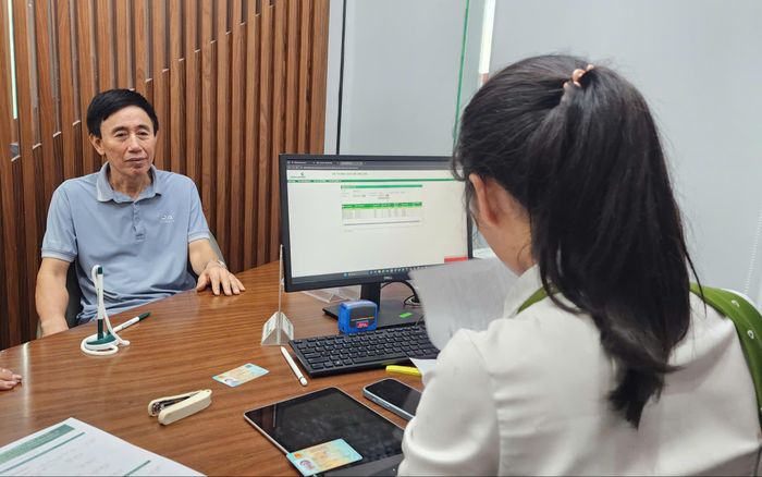 Ông Nguyễn Văn Lâm (trú tại 64 tuổi, phường Trạm Lộ), một người đang nhận tiền đền bù, cũng nói: "Gia đình tôi hoàn toàn ủng hộ việc này, chỉ mong dự án tái định cư sớm hoàn thành để người dân chúng tôi có thể xây nhà và ổn định lại cuộc sống”, ông Lâm nói.