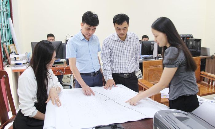 “Các diện tích còn lại (khoảng 8%) đang được hoàn thiện phương án bồi thường GPMB. Những khó khăn vướng mắc trong giải phóng mặt bằng ở dự án là đất giao không đúng thẩm quyền, chồng lấn dự án khác đã được giải quyết, tháo gỡ”, báo cáo của Ban Quản lý dự án giao thông và nông nghiệp số 2 tỉnh Bắc Ninh nêu.