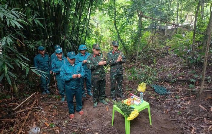 Tại các vị trí nghi ngờ có hài cốt liệt sỹ được chôn cất, lực lượng thực thi nhiệm vụ thắp nén hương khẩn cầu mong được tìm thấy đưa hài cốt các anh vào nghĩa trang liệt sỹ an táng.
