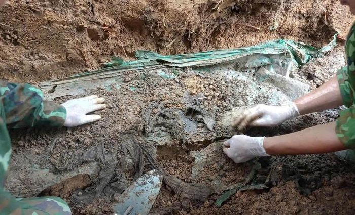 Trong số các địa phương tại Quảng Ngãi, các khu vực xã Đắk Pék được tìm thấy nhiều nhất. Tính đến ngày 7/8, địa phương đã tìm thấy 9 hài cốt liệt sỹ tại hai thôn 16/5 và Đắk Xanh. Trong ảnh, một hài cốt liệt sỹ được tìm thấy nằm bên dưới lớp đất được bao bọc bởi vải dù.