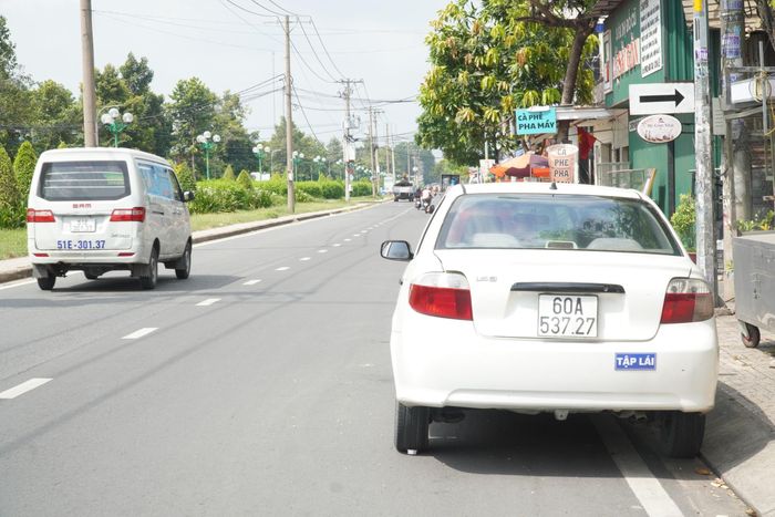 Dự án được chia thành hai nhánh. Trong đó, nhánh 1 (trên đường Tân Sơn) dài 2,2km, từ cổng kiểm soát quân sự đến đường Quang Trung, có mặt đường rộng từ 12 - 22m, đáp ứng 2 - 4 làn xe lưu thông. Nhánh này đã hoàn thiện và đưa vào sử dụng.