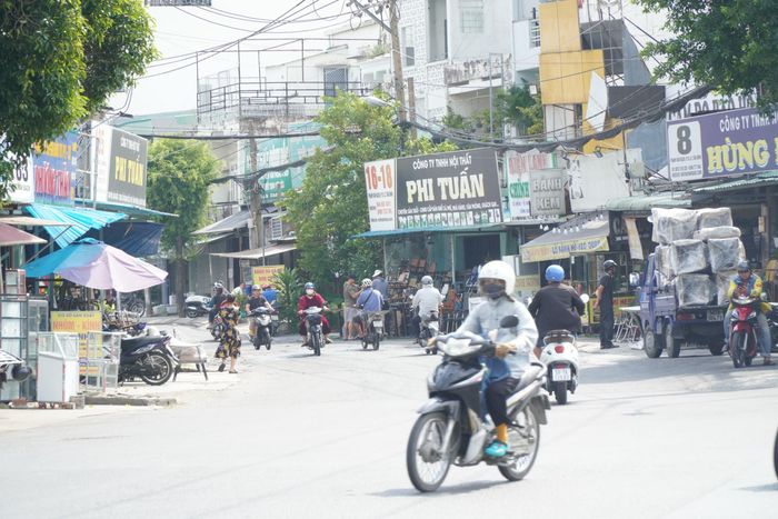 Ban Quản lý dự án Đầu tư xây dựng các công trình giao thông TP.HCM (Ban Giao thông) cho biết, đơn vị đang phối hợp với địa phương để hoàn tất việc bàn giao phần mặt bằng còn lại, tạo điều kiện tiếp tục triển khai thi công công trình. Trong tổng số 702 trường hợp bị ảnh hưởng, có 632 trường hợp đã đồng ý nhận tiền bồi thường, hỗ trợ theo phương thức “Nhà nước và nhân dân cùng làm”; hiện còn 70 trường hợp chưa thống nhất nhận tiền bồi thường, hỗ trợ.