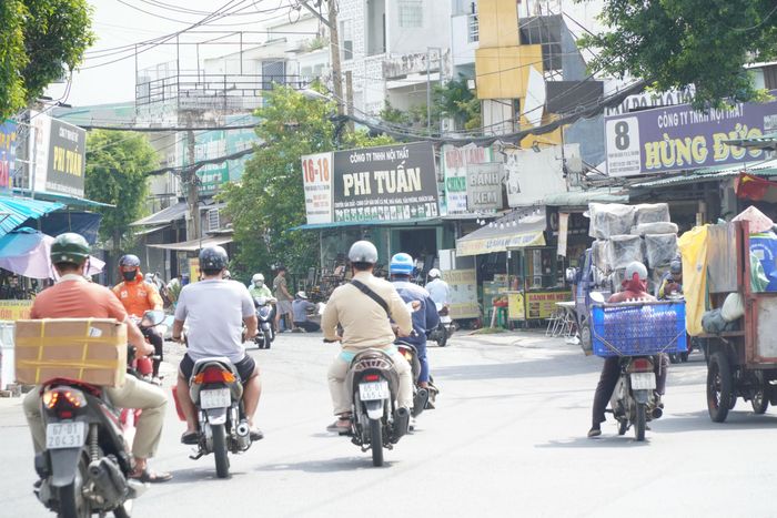 Theo Ban Giao thông, hiện dự án còn 50 trường hợp chưa bàn giao mặt bằng. Thời gian tới, đơn vị sẽ tiếp tục phối hợp với UBND phường Tân Sơn đẩy mạnh công tác vận động, tuyên truyền đối với các trường hợp còn lại, phấn đấu hoàn thành công tác bàn giao mặt bằng trong quý IV, tạo điều kiện để chủ đầu tư hoàn thành các hạng mục còn lại của dự án vào cuối năm 2027.
