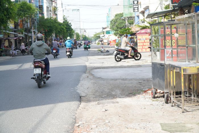 Ngược lại, nhánh 2 trên đường Phạm Văn Bạch dài 3,2km, rộng từ 13,5 - 23m, hiện vẫn chưa hoàn thiện. Từ năm 2019, dự án phải tạm dừng thi công do vướng công tác giải phóng mặt bằng, khi nhiều hộ dân chưa bàn giao mặt bằng.