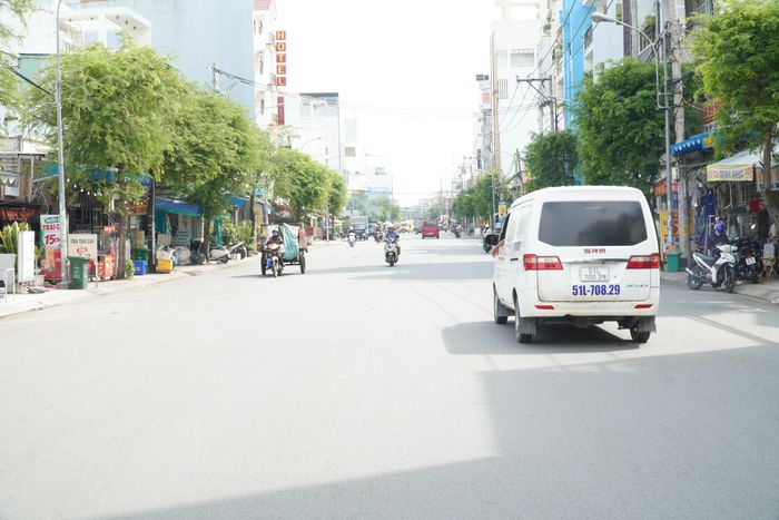 Dự án mở rộng đường Phạm Văn Bạch, đi qua địa bàn quận Tân Bình và Gò Vấp (cũ), được UBND TP.HCM phê duyệt từ năm 2005 với tổng mức đầu tư ban đầu hơn 273 tỷ đồng. Dự án được thực hiện theo phương thức "Nhà nước và nhân dân cùng làm". Các hộ dân bị giải tỏa một phần đóng góp bằng cách giảm 50% giá trị bồi thường.
