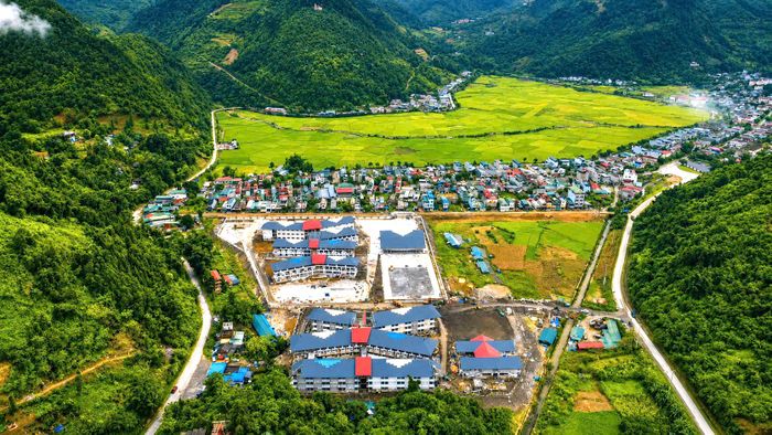 "Trong phần thuyết minh thiết kế đều nêu rõ ý tưởng sử dụng hoa văn truyền thống của đồng bào dân tộc Mông. Mong muốn lớn nhất là để học sinh khi bước vào trường sẽ cảm nhận được bản sắc quê hương ngay trong chính không gian học tập", đại diện đơn vị thiết kế chia sẻ.