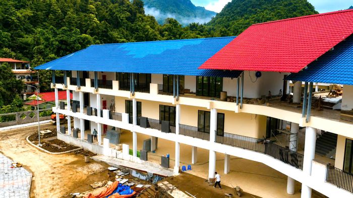 Theo ghi nhận của phóng viên, nhiều phòng học đã hoàn thiện ốp lát, trần, hệ thống điện, nước; công nhân đang sơn hoàn thiện, lắp cửa, vệ sinh công nghiệp để chuẩn bị nghiệm thu. Khu ký túc xá cũng cơ bản hoàn thành. Nhiều phòng đã được lắp đặt đầy đủ thiết bị, chỉ còn chờ hoàn thiện nội thất.