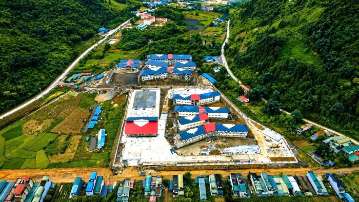 Tỉnh Lào Cai có các công trình Trường Phổ thông nội trú Tiểu học và Trung học cơ sở Mường Khương, Trường Phổ thông nội trú Tiểu học và Trung học cơ sở Y Tý (tại xã Y Tý), Trường Phổ thông nội trú Tiểu học và Trung học cơ sở Pha Long (tại xã Pha Long), Trường phổ thông nội trú Tiểu học và Trung học cơ sở A Mú Sung (tại xã A Mú Sung) được đầu tư đồng bộ với khối lớp học, nhà nội trú, nhà đa năng, thư viện, bếp ăn, hạ tầng kỹ thuật… có quy mô từ 28 - 36 lớp học. Khu nhà ở nội trú cho học sinh từ 123 - 158 phòng khép kín phục vụ từ 980 đến hơn 1.200 học sinh mỗi trường; khu nhà công vụ giáo viên cao 3 tầng từ 18 - 28 phòng mỗi trường... phấn đấu hoàn thành trước ngày 30/8/2026.