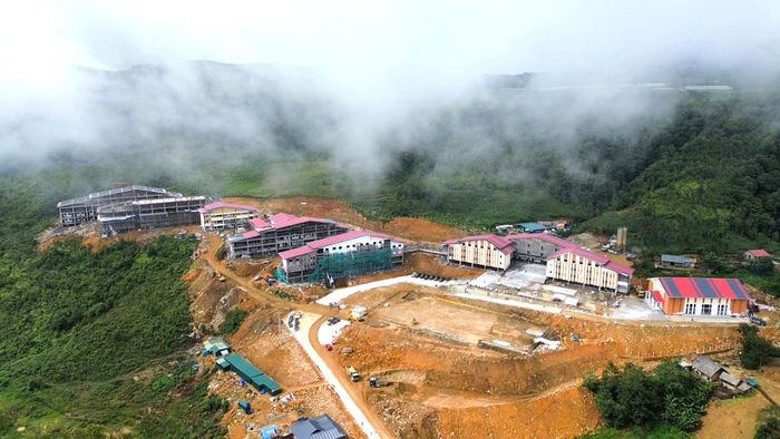Ngày 4/8, ông Dương Quốc Huy, Bí thư Tỉnh ủy Lào Cai yêu cầu các đơn vị chủ động chuẩn bị chu đáo lễ khai giảng năm học 2026 - 2027 gắn với lễ khánh thành đồng loạt các trường phổ thông nội trú liên cấp tại các xã biên giới vào ngày 5/9/2026 theo kế hoạch của Trung ương, bảo đảm trang trọng, thiết thực, an toàn, tạo dấu ấn về sự quan tâm của Đảng, Nhà nước đối với sự nghiệp giáo dục vùng biên cương của Tổ quốc.