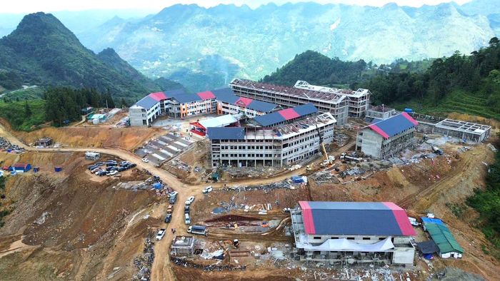 Trên các công trường duy trì gần 1.700 cán bộ, kỹ sư và công nhân thi công liên tục 3 ca nhằm hoàn thành các hạng mục theo tiến độ đã cam kết. Các gói thầu mua sắm, lắp đặt thiết bị trường học cũng đang được triển khai để bảo đảm các trường đủ điều kiện đưa vào hoạt động trước năm học mới.