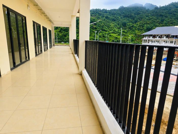 Anh Ngô Văn Lương, Chỉ huy trưởng công trường, Công ty TNHH Thành Phát đại diện thi công cho biết, các hạng mục hoàn thiện trong nhà vẫn được triển khai liên tục. Riêng phần ngoài trời, ngay khi trời ngớt mưa, toàn bộ máy móc và nhân lực được huy động thi công đồng loạt để bù tiến độ. "Thời tiết vùng cao thất thường, có ngày mưa hai, ba trận. Tuy nhiên anh em vẫn tranh thủ từng giờ nắng để làm. Hạng mục nào làm được trong mưa thì vẫn triển khai, còn sơn hay hoàn thiện bề mặt phải chờ khô mới bảo đảm chất lượng", anh Lương chia sẻ thêm.