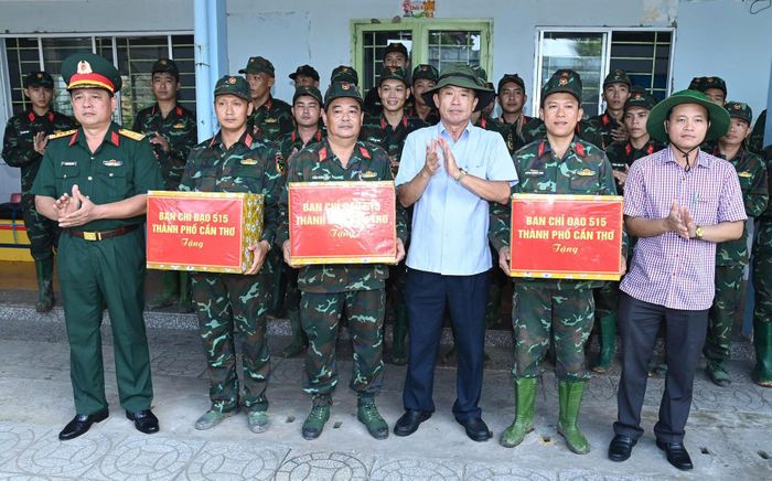 Phó chủ tịch UBND TP Cần Thơ Nguyễn Văn Khởi (thứ 3, từ phải sang trái) cùng lãnh đạo Bộ Chỉ huy Quân sự thành phố đến thăm hỏi, động viên và tặng quà Đội Tìm kiếm quy tập hài cốt (lâm thời) đang làm nhiệm vụ tại xã Phong Điền (Ảnh: P.T).