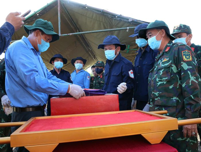 Tính đến ngày 5/8, toàn thành phố Cần Thơ đã khai quật 2.002 phần mộ liệt sĩ; trong đó 1.427 phần mộ đủ điều kiện lấy mẫu ADN (Ảnh: P.T).