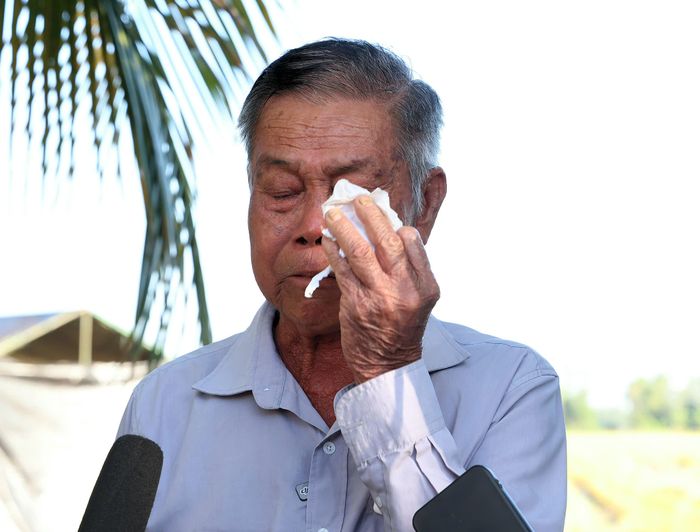 Ông Trần Văn Quận, nguyên Tiểu đội phó Đội du kích xã Tân Hòa xúc động khi tìm được hài cốt của đồng đội (Ảnh: P.T).