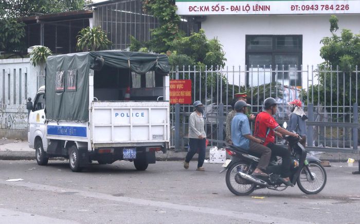 Công an phường Vinh Phú thường trực trước cổng Bệnh viện Hữu nghị Đa khoa Nghệ An để ngăn ngừa tình trạng tái lấn chiếm vỉa hè để kinh doanh buôn bán.