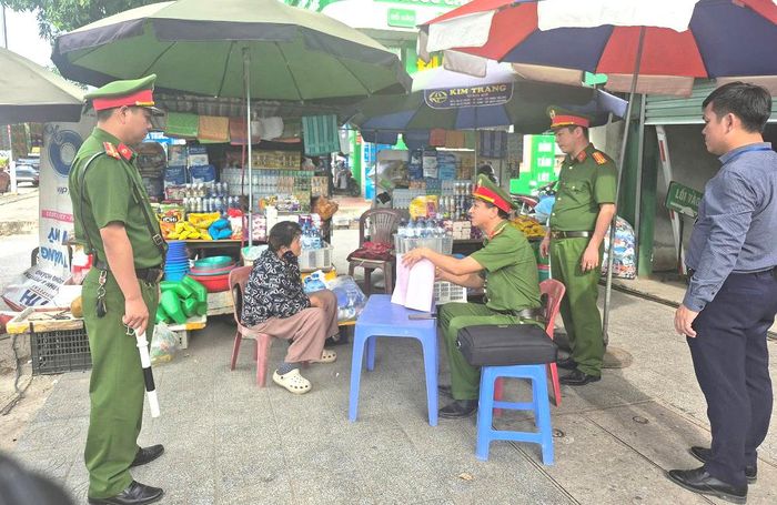 Công an phường Trường Vinh kiểm tra và kiên quyết xử lý trường hợp cố tình vi phạm trước cổng Bệnh viện TP Vinh. (Ảnh C.A).