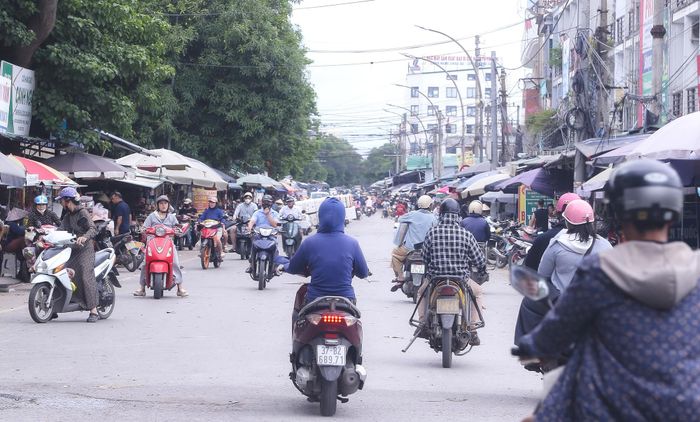 Người và phương tiện đã có thể dễ dàng lưu thông trên đường Lê Hồng Sơn đoạn trước mặt chợ Vinh và chợ Đầu mối.