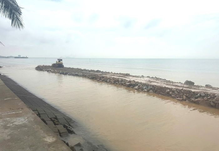 Đơn vị thi công đang san lấp tại dự án kè biển Hải Tiến.
