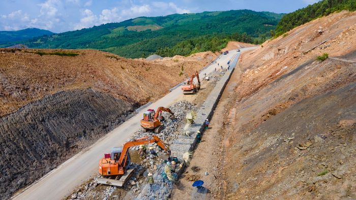 Với gói thầu XL2, nhà thầu phải khẩn trương hoàn thành thảm bê tông nhựa trước 10/8, đẩy tiến độ thi công ATGT, các hạng mục phát sinh và rãnh thoát nước dọc dứt điểm trước 15/8.