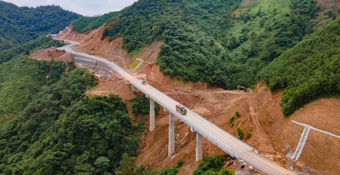 Cùng với 8 cầu trên tuyến đã cơ bản hoàn thành, trên tổng chiều dài gần 29km, phần đường của dự án Chợ Chu - Ngã ba Trung Sơn đang chạy đua các lớp bê tông nhựa cuối cùng.
