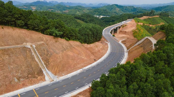 Sau hơn hai năm thi công, báo cáo của chủ đầu tư cho thấy, sản lượng thi công toàn dự án đã đạt hơn 90% giá trị hợp đồng. Giá trị sản lượng thi công còn lại chủ yếu nằm ở hạng mục ATGT, rãnh dọc, đường vuốt nối, đường hoàn trả và một lượng nhỏ bê tông nhựa của gói thầu XL2.