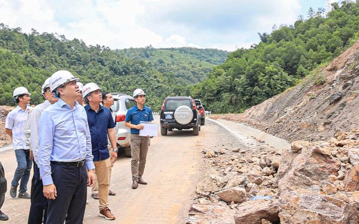 Trước đó, kiểm tra, đôn đốc tiến độ dự án Chợ Chu - Ngã ba Trung Sơn ngay ngày đầu tiên của tháng 8/2026, ông Vương Trọng Minh, Giám đốc Ban QLDA đường Hồ Chí Minh (thứ 1 trái qua) yêu cầu nhà thầu phải duy trì nghiêm túc sơ đồ nhân sự và xe máy cơ giới như bảng tiến độ đã cam kết.