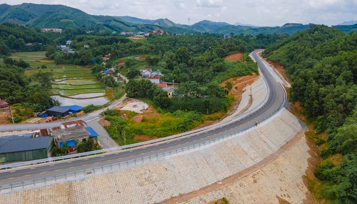 Dự án đường Hồ Chí Minh đoạn Chợ Chu - Ngã ba Trung Sơn có tổng chiều dài gần 30km (không bao gồm cầu Bến Nước, cầu Suối Cóc và khoảng 1,2km đường dẫn hai đầu cầu) đi qua địa bàn 2 tỉnh: Thái Nguyên (hơn 12km), Tuyên Quang (hơn 17km).