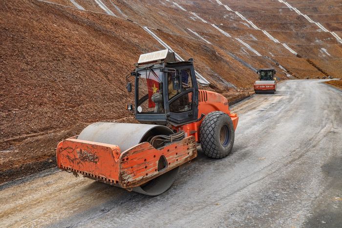 Đối với gói thầu XL1, Tập đoàn Sơn Hải được yêu cầu tập trung dứt điểm toàn bộ phần mặt đường nút giao, hệ thống thoát nước dọc và lắp đặt thiết bị ATGT trước ngày 15/8; Đồng thời, chỉ đạo Công ty Xây dựng Lê Minh tập trung tối đa nhân lực kỹ thuật, hoàn thành thảm bê tông nhựa C16 trước 2/8, khe co giãn trước 15/8.