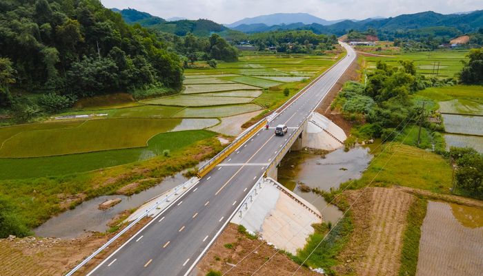 Công tác phê duyệt thiết kế điều chỉnh và dự toán phát sinh cùng hồ sơ thiết kế bản vẽ thi công đối với các hạng mục bổ sung (ATGT, rãnh xả, xử lý sạt trượt) được chỉ đạo phải nhanh chóng hoàn thiện, đáp ứng tiến độ chung. "Tinh thần là bứt phá tiến độ nhưng không được đánh đổi chất lượng lấy số lượng và bảo đảm an toàn lao động, an toàn giao thông tuyệt đối cho người và phương tiện", lãnh đạo Ban QLDA đường Hồ Chí Minh yêu cầu.