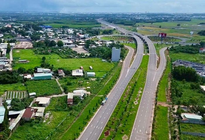 Tuyến T1 dài khoảng 4,3km thuộc gói thầu 6.12 dự án thành phần 3 sân bay Long Thành. Tuyến được đầu tư với quy mô 6 làn xe và là tuyến kết nối quan trọng từ QL51, cao tốc Biên Hòa - Vũng Tàu đến khu vực sân bay Long Thành. Đồng thời tuyến cũng mở hướng kết nối sân bay với nhiều cao tốc, quốc lộ nối về TP.HCM và các tỉnh miền Tây.