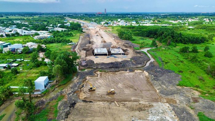 Theo ghi nhận của PV, dọc tuyến 25C, không khí thi công diễn ra khẩn trương. Máy móc được tập trung tại nhiều vị trí, các mũi thi công nền đường, thoát nước, cấp phối móng và các hạng mục cầu được triển khai đồng thời. Từ những đoạn đường đã hình thành nền, mặt tuyến đang từng bước nối dài, tạo nên hình hài rõ hơn của một trục giao thông mới.
