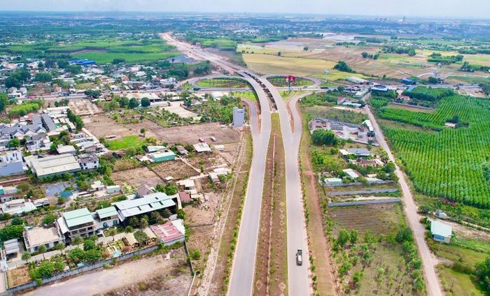 Ngoài vai trò phục vụ lưu thông khi sân bay Long Thành đi vào khai thác, tuyến T1 còn trực tiếp phục vụ quá trình xây dựng sân bay Long Thành. Nhiều phương tiện vận chuyển máy móc, thiết bị, vật tư phục vụ thi công đang sử dụng tuyến đường này để tiếp cận khu vực sân bay.