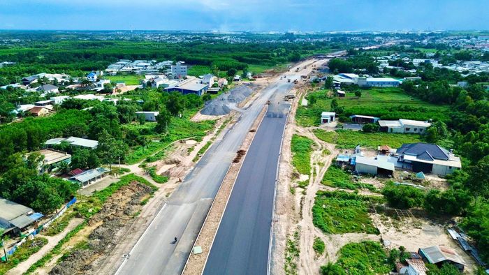 Trong khi tuyến T1 đã hoàn thiện và tạo thành hướng kết nối trực tiếp vào khu vực sân bay thì đường tỉnh 25C đoạn từ QL51 đến hương lộ 19 cũng đang được tăng tốc thi công và sẽ là một mắt xích quan trọng để hoàn thiện thêm hướng tiếp cận này.