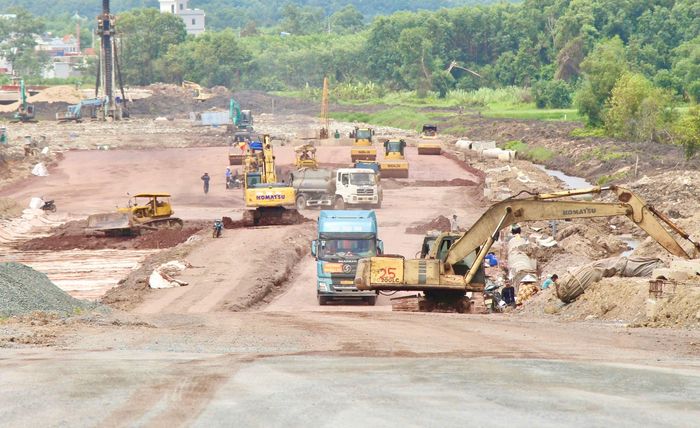 Từ tuyến T1 đã hoàn thiện với mặt đường trải dài về phía sân bay đến những mũi máy móc vẫn miệt mài trên công trường 25C, một diện mạo giao thông mới đang từng bước hiện hữu. Những con đường này không chỉ mở thêm những hướng đi mới mà còn tạo các mạch kết nối sân bay Long Thành với hệ thống giao thông khu vực và liên vùng, chuẩn bị hạ tầng cho một đầu mối sân bay lớn khi đi vào khai thác. 