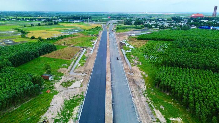 Sự xuất hiện của những tuyến đường mới đang làm thay đổi diện mạo giao thông quanh sân bay Long Thành. T1 đã hoàn thiện, trong khi 25C đang được tăng tốc thi công để kết nối với tuyến này. Cùng với đó, cao tốc Biên Hòa - Vũng Tàu đang khai thác ổn định các tuyến 25B, cao tốc Bến Lức - Long Thành, Vành đai 3 TP.HCM và nhiều công trình giao thông khác cũng đang được triển khai.