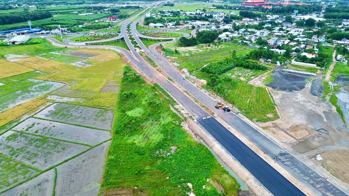 Trong bức tranh đó, tuyến giao thông kết nối T1 và đường tỉnh 25C đoạn từ QL51 đến hương lộ 19 là hai công trình khá đặc biệt khi cùng tạo hướng kết nối trực tiếp vào khu vực cổng số 1 sân bay Long Thành.