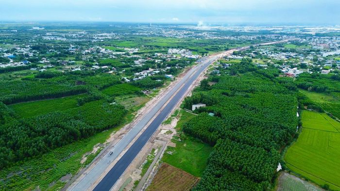 Đường 25C có chiều dài 2,65km, điểm đầu giao với hương lộ 19, điểm cuối tiếp giáp với tuyến T1 và có lối kết nối với QL51. Giai đoạn 1, tuyến được đầu tư với mặt đường chính rộng 16m mỗi bên, dải phân cách giữa rộng 5m, lề đất 4m mỗi bên, nền đường rộng 45m. Phạm vi giải phóng mặt bằng thực hiện toàn bộ lộ giới 100m theo quy hoạch. Tổng mức đầu tư dự án khoảng 877 tỷ đồng. Giá trị thực hiện dự án đạt khoảng 65%.