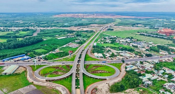 Theo ghi nhận của PV, tuyến T1 hiện đã hoàn thiện. Mặt đường được thảm nhựa phẳng, hệ thống biển báo, vạch sơn và các hạng mục phụ trợ đã được triển khai đồng bộ. 