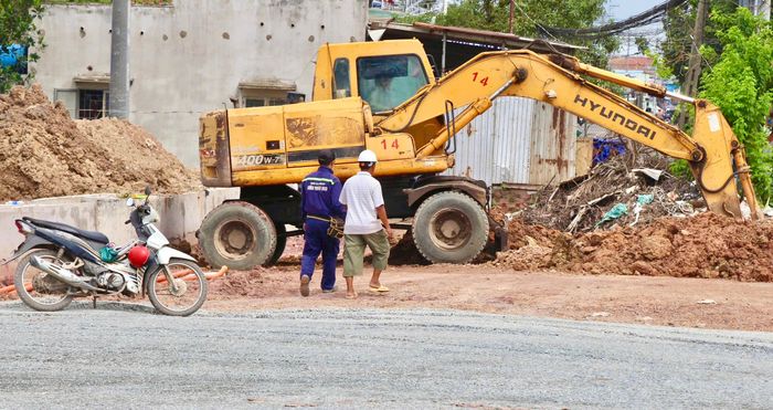 Trên công trường, các nhà thầu đang tập trung hoàn thiện hệ thống thoát nước dọc, đắp nền đường, cấp phối móng và triển khai thảm bê tông nhựa. Các hạng mục cầu cũng được thi công tại nhiều vị trí, với các phần việc như bệ, thân, mố và dầm ngang được triển khai theo từng mũi. Khi các phần việc hoàn tất, tuyến 25C sẽ kết nối với T1, tạo thêm hướng giao thông trực tiếp vào khu vực sân bay Long Thành. Theo kế hoạch, dự án đường 25C dự kiến hoàn thành trong tháng 10 tới.